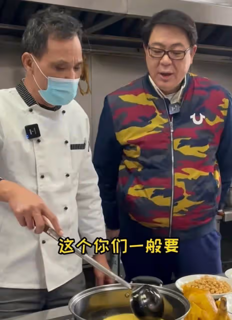 50歲高亞麟現身潮汕!海參螃蟹皮皮蝦一頓狂吃,肥頭大耳體格超大