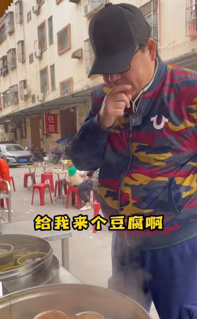 50歲高亞麟現身潮汕!海參螃蟹皮皮蝦一頓狂吃,肥頭大耳體格超大