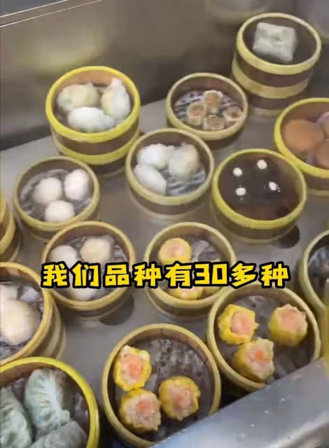 50歲高亞麟現身潮汕!海參螃蟹皮皮蝦一頓狂吃,肥頭大耳體格超大