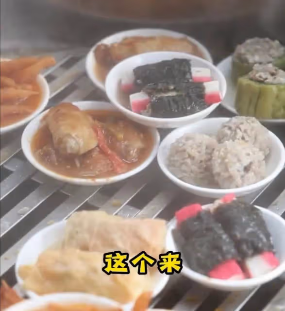50歲高亞麟現身潮汕!海參螃蟹皮皮蝦一頓狂吃,肥頭大耳體格超大