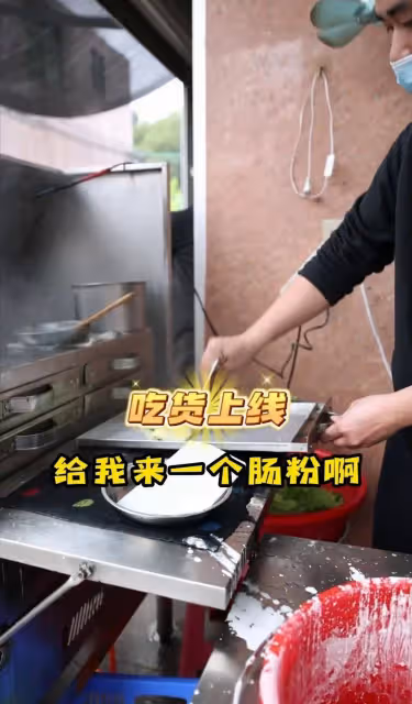 50歲高亞麟現身潮汕!海參螃蟹皮皮蝦一頓狂吃,肥頭大耳體格超大