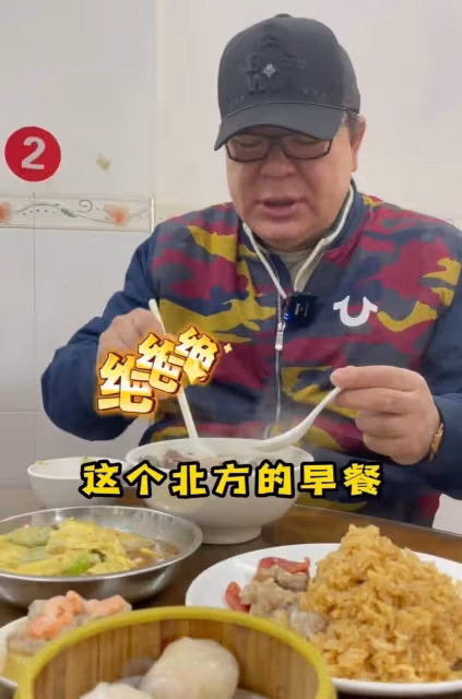 50歲高亞麟現身潮汕!海參螃蟹皮皮蝦一頓狂吃,肥頭大耳體格超大