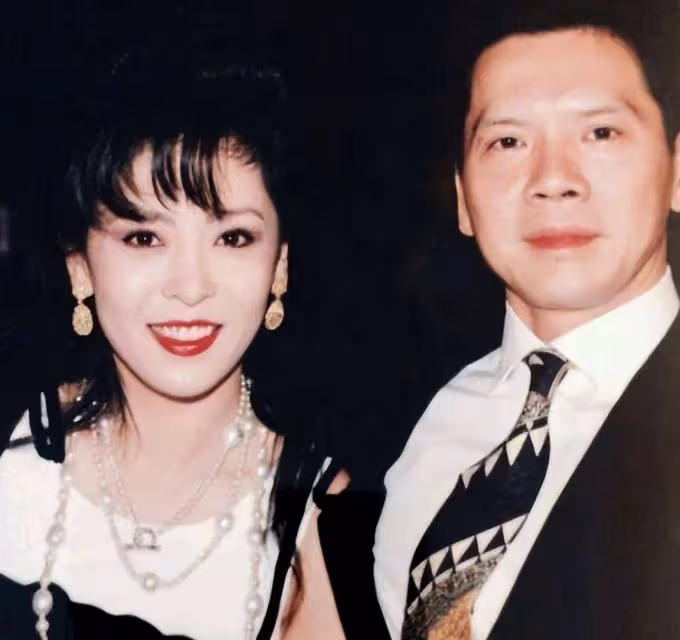 向華強原來還有一個女兒，並非陳嵐所生，卻是著名的珠寶設計師