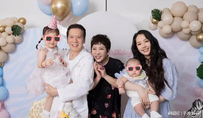 郭碧婷久未露面，帶女兒坐頭等艙回香港，老公向佐未現身！