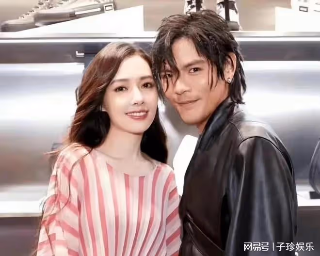 郭碧婷久未露面，帶女兒坐頭等艙回香港，老公向佐未現身！