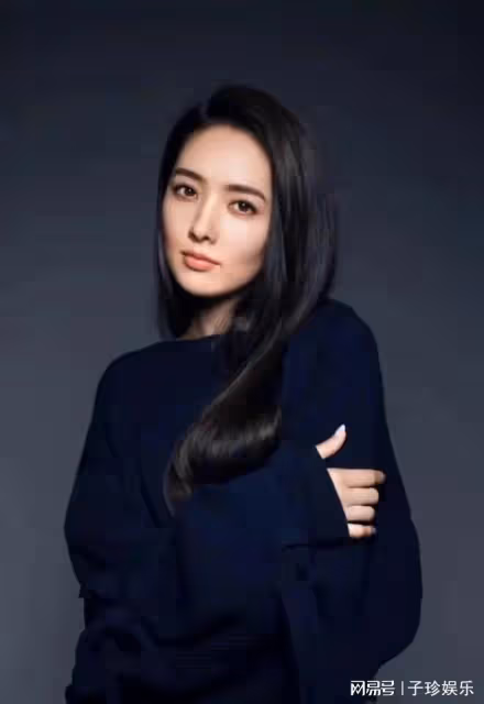 郭碧婷久未露面，帶女兒坐頭等艙回香港，老公向佐未現身！