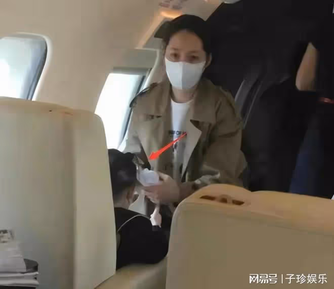 郭碧婷久未露面，帶女兒坐頭等艙回香港，老公向佐未現身！