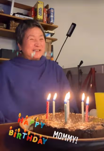 原子鏸曬照為77歲母親慶生，鄭佩佩被指頻繁出入醫院，狀況堪憂