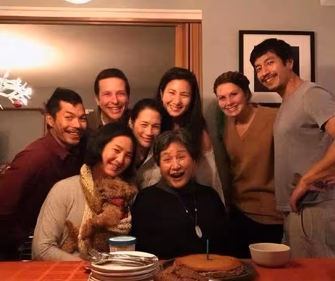 原子鏸曬照為77歲母親慶生，鄭佩佩被指頻繁出入醫院，狀況堪憂
