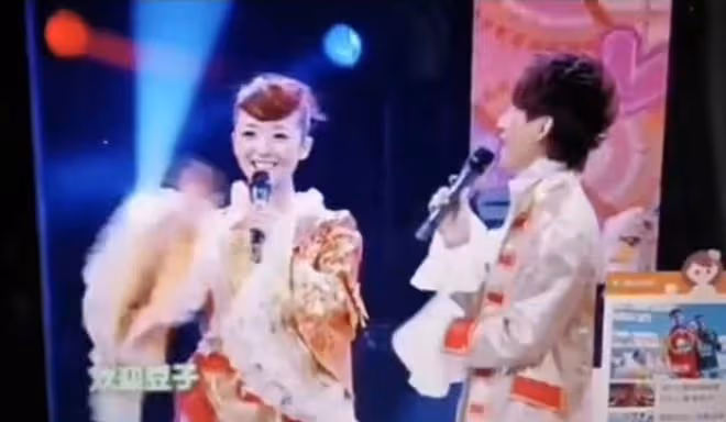 湖南台主持姜塵隱退後現身！定居美國重回校園，模樣靚麗變化大