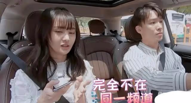 又曬合照，又曬喂飯視頻，鄭成華為幫女兒鄭爽「翻身」，不遺餘力