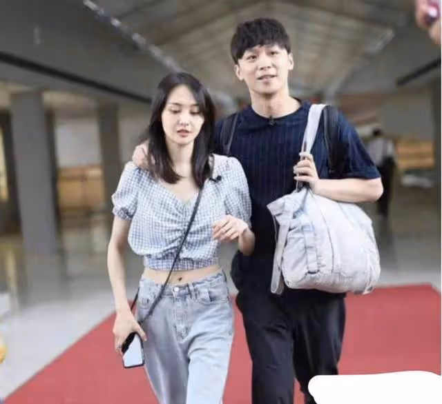 又曬合照，又曬喂飯視頻，鄭成華為幫女兒鄭爽「翻身」，不遺餘力