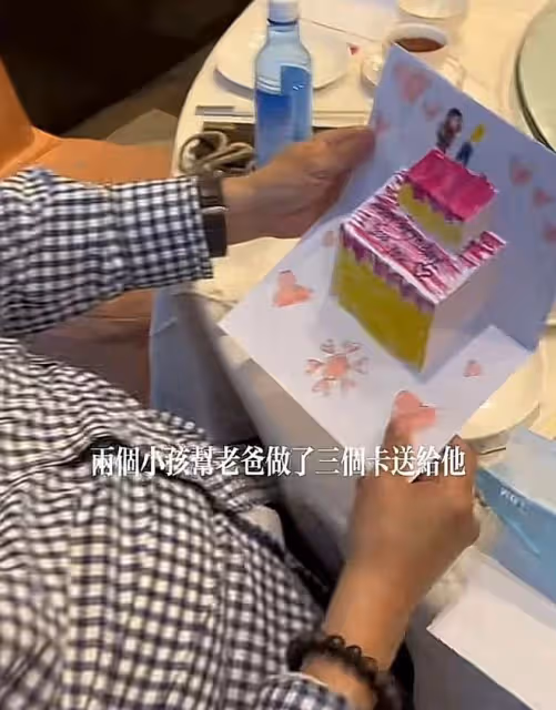 洪金寶迎71歲生日,與妻兒孫子到農場遊玩,坐輪椅鬚髮皆白精神好