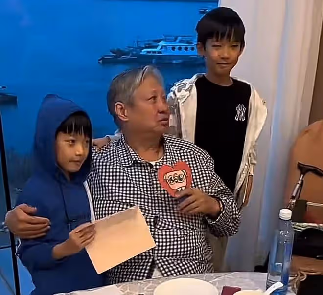 洪金寶迎71歲生日,與妻兒孫子到農場遊玩,坐輪椅鬚髮皆白精神好