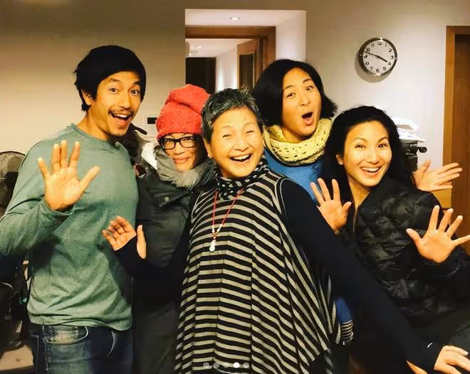 鄭佩佩77歲生日獲子女表白,身體變差靠輪椅代步,已移居美國養老