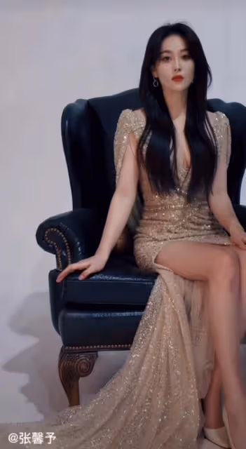 張馨予為何捷接長發，穿價值7萬元深V開叉裙秀身材，膝蓋傷痕明顯