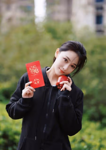 張馨予為何捷接長發，穿價值7萬元深V開叉裙秀身材，膝蓋傷痕明顯