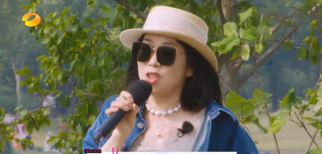 張馨予為何捷接長發，穿價值7萬元深V開叉裙秀身材，膝蓋傷痕明顯