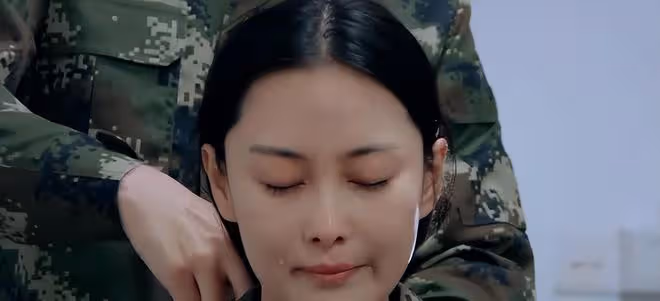 張馨予為何捷接長發，穿價值7萬元深V開叉裙秀身材，膝蓋傷痕明顯
