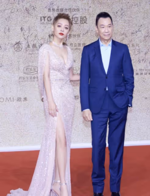 張馨予為何捷接長發，穿價值7萬元深V開叉裙秀身材，膝蓋傷痕明顯