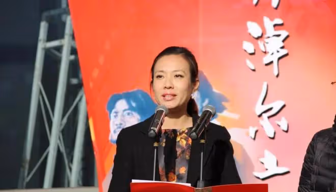 央視主持寶曉峰：從內蒙古走出的美女主播，44歲單身未婚