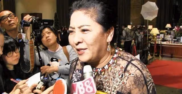 身價上億卻直播帶貨，郭晶晶的一句簡介，直接狠狠打臉向太