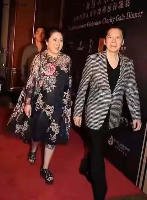 身價上億卻直播帶貨，郭晶晶的一句簡介，直接狠狠打臉向太