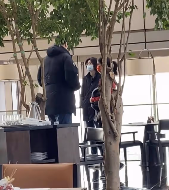 姚明帶家人現身豪華酒店，12歲女兒身高1米9，一雙大長腿太吸睛