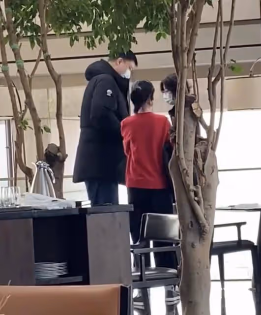 姚明帶家人現身豪華酒店，12歲女兒身高1米9，一雙大長腿太吸睛