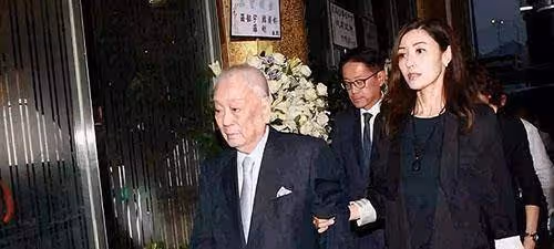 擔心千億資產被「揮霍」，父親每月給他10萬，他卻高調娶女星！