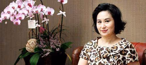 擔心千億資產被「揮霍」，父親每月給他10萬，他卻高調娶女星！
