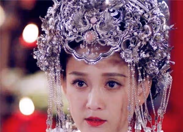 同樣是穿白色嫁衣，躲過錦覓，逃過白淺，卻被她迷得神魂顛倒