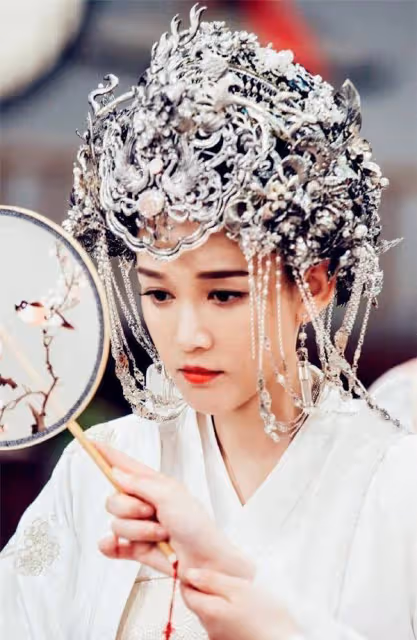同樣是穿白色嫁衣，躲過錦覓，逃過白淺，卻被她迷得神魂顛倒