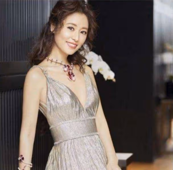 他跟隨林心如7年不火，卻被趙麗穎帶紅，今火遍全網是最美男神