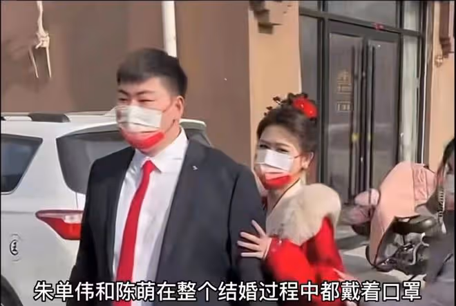 大衣哥兒子朱單偉低調二婚，直升機豪車接親排面大，花400w娶媳婦