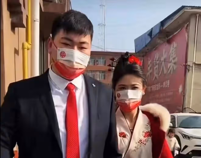 大衣哥兒子朱單偉低調二婚，直升機豪車接親排面大，花400w娶媳婦