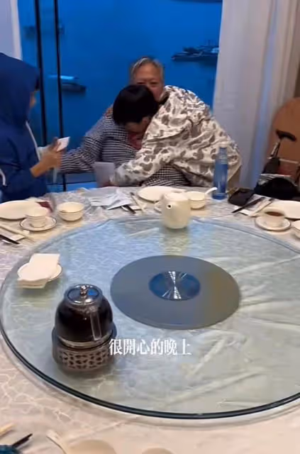 洪金寶慶71歲生日頭髮花白，獲孫子送手繪卡片，58歲妻子罕見出鏡