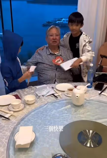 洪金寶慶71歲生日頭髮花白，獲孫子送手繪卡片，58歲妻子罕見出鏡