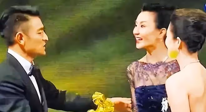 拒絕為章子怡頒獎，當眾揚言此生不再合作，張曼玉為何不待見她？