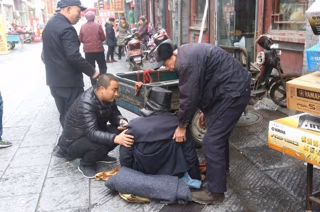 你們都嫌棄爺爺丟人，那我就和爺爺一起去撿破爛吧