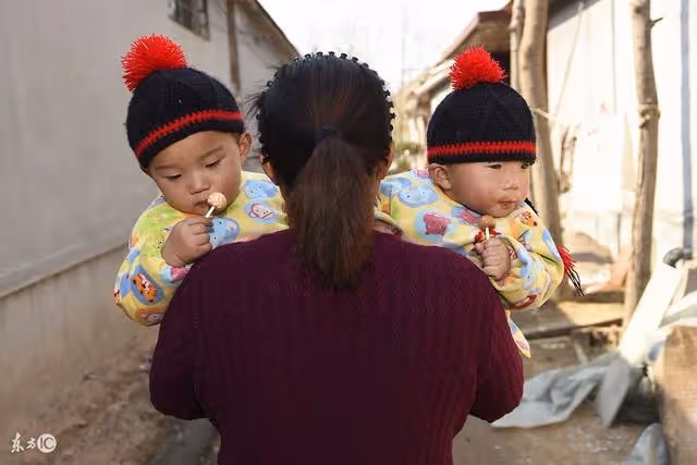 帶傻兒子進城找爹，親爹不肯認，傻兒子卻為自己找了個後爹