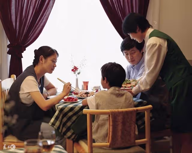 帶傻兒子進城找爹，親爹不肯認，傻兒子卻為自己找了個後爹