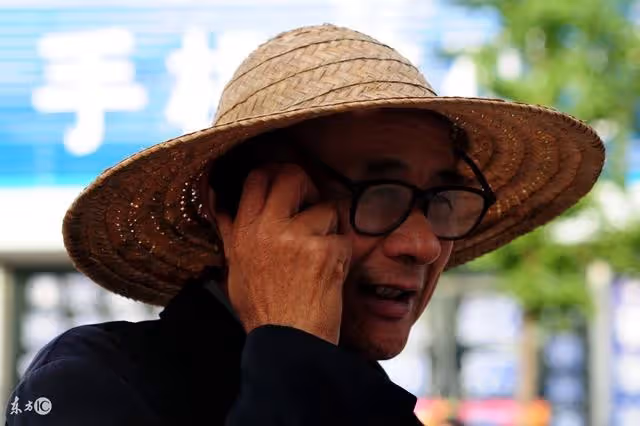 故事：老爹盼兒子出息，孝順兒子開轎車回家，老爹卻被氣倒在床
