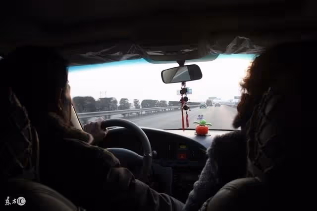故事：老爹盼兒子出息，孝順兒子開轎車回家，老爹卻被氣倒在床