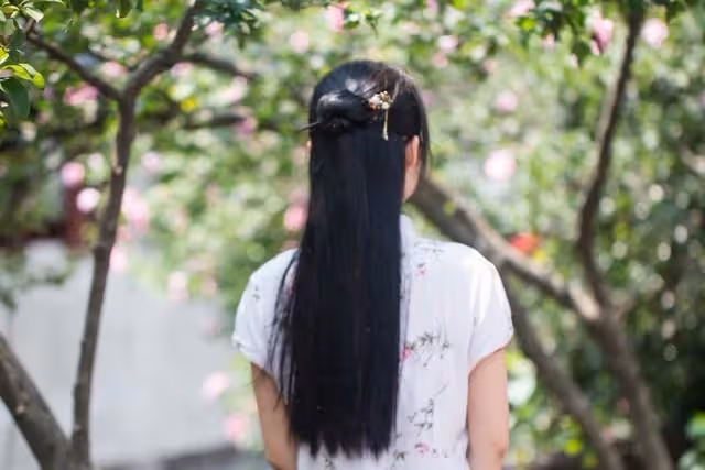 女友月薪七千，要供弟弟上大學，我媽說出兩個原因，我決定不娶了