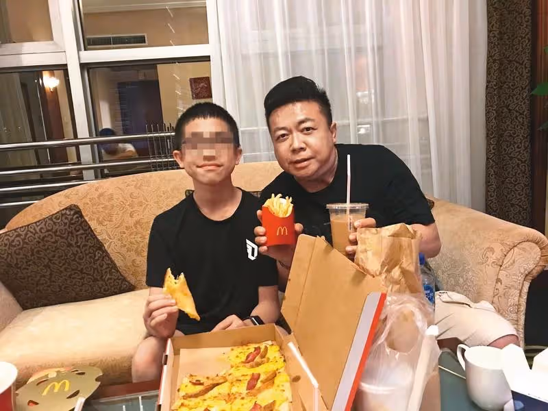 後悔也沒用！董至成離婚後「盡力當好爸爸」彌補16歲兒　一年學費60萬「笑喊得賣腎」沒日夜拍戲