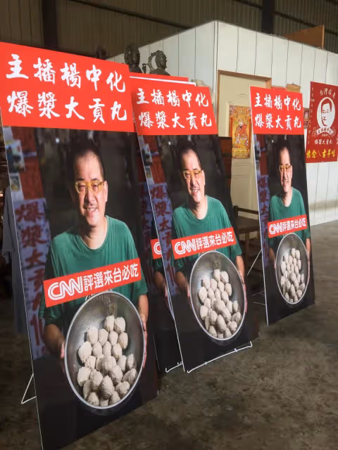轉行賣貢丸12年!前主播自掏腰包「捐百口棺木」要捐到沒飯吃為止 曝背後意義「為遵從爸爸遺訓」孝心動人