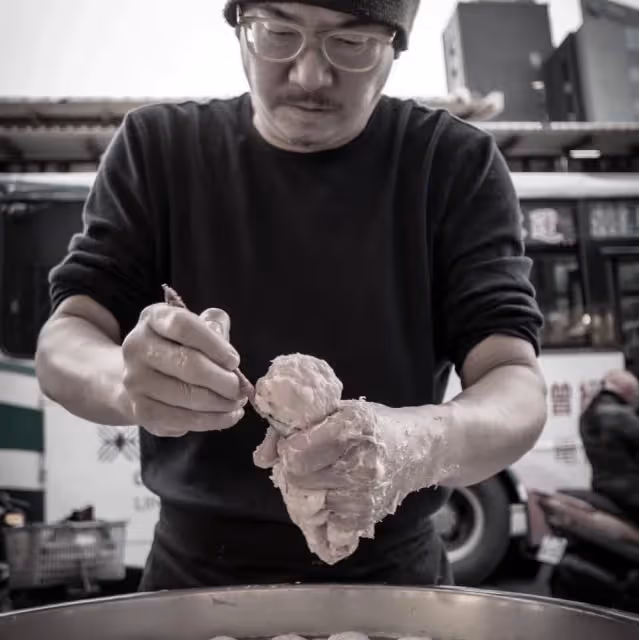 轉行賣貢丸12年!前主播自掏腰包「捐百口棺木」要捐到沒飯吃為止 曝背後意義「為遵從爸爸遺訓」孝心動人