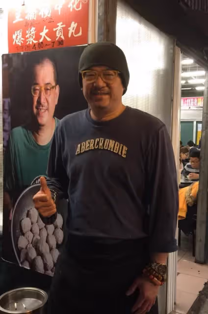 轉行賣貢丸12年!前主播自掏腰包「捐百口棺木」要捐到沒飯吃為止 曝背後意義「為遵從爸爸遺訓」孝心動人