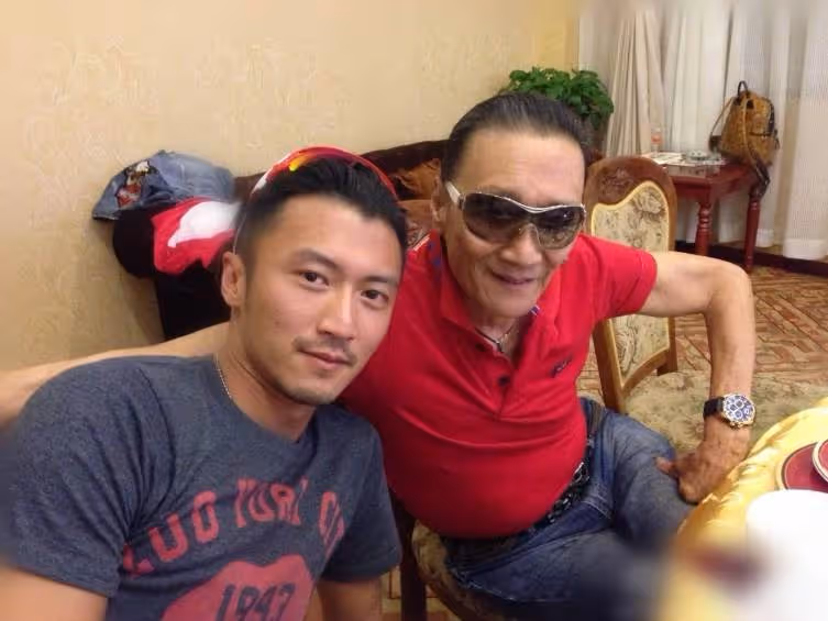 逍遙自在！參觀86歲謝賢香港的家，平時自己獨居，家裡從不請保姆，做飯親自動手，網友：不愧是四哥！